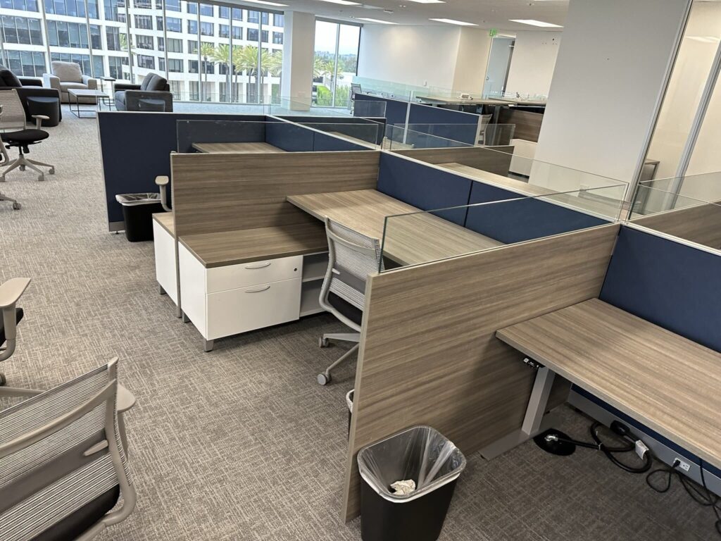 Office cubicles with modern design at Cube World USA.