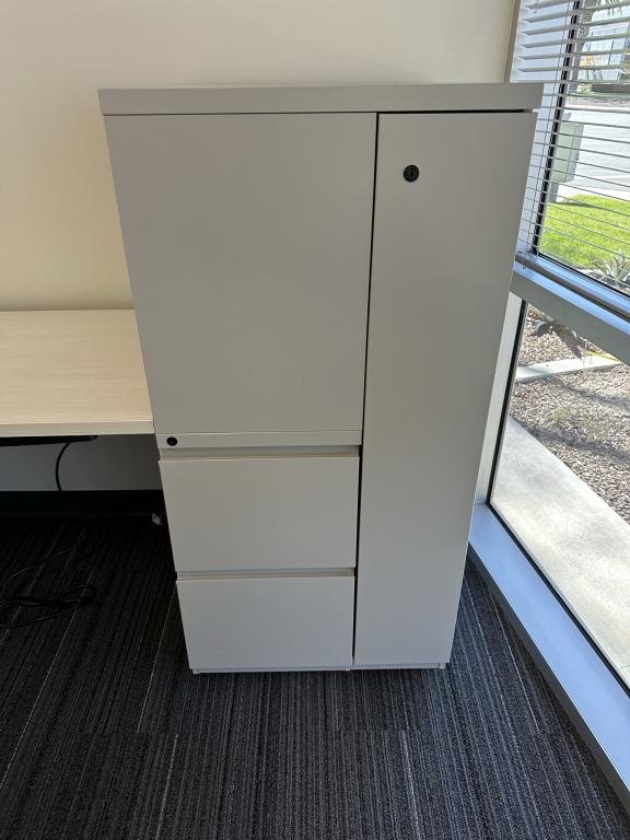 Knoll 6'x6' L Shape Height Adjustable Desk