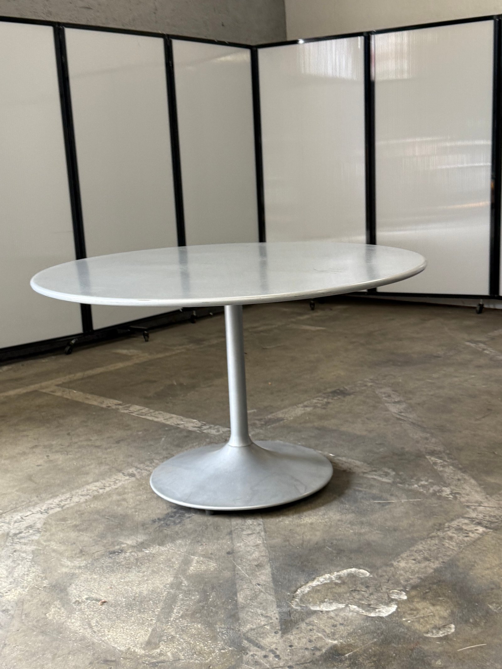 WCI silver metal outdoor table 48"W round