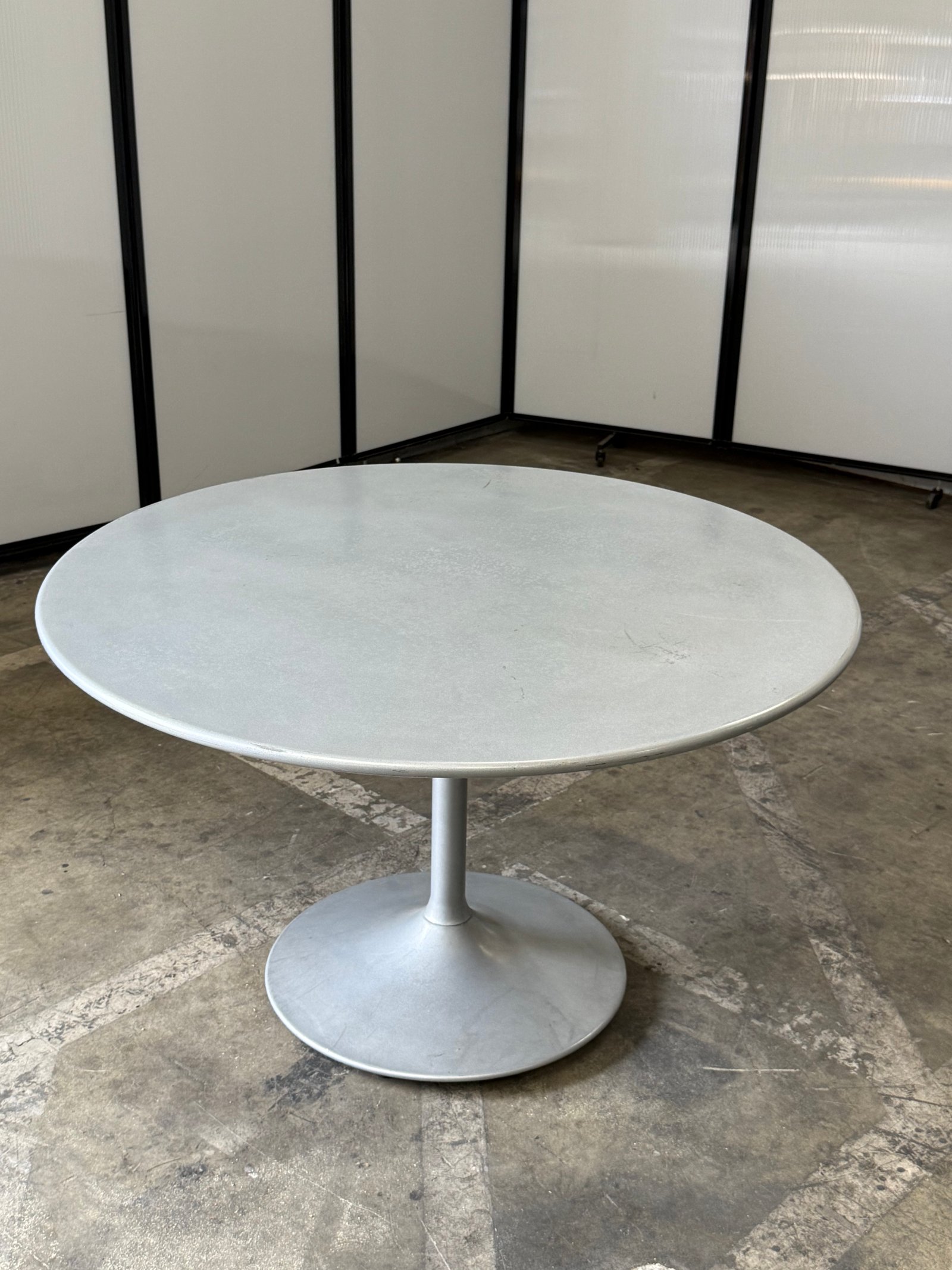 WCI silver metal outdoor table 48"W round