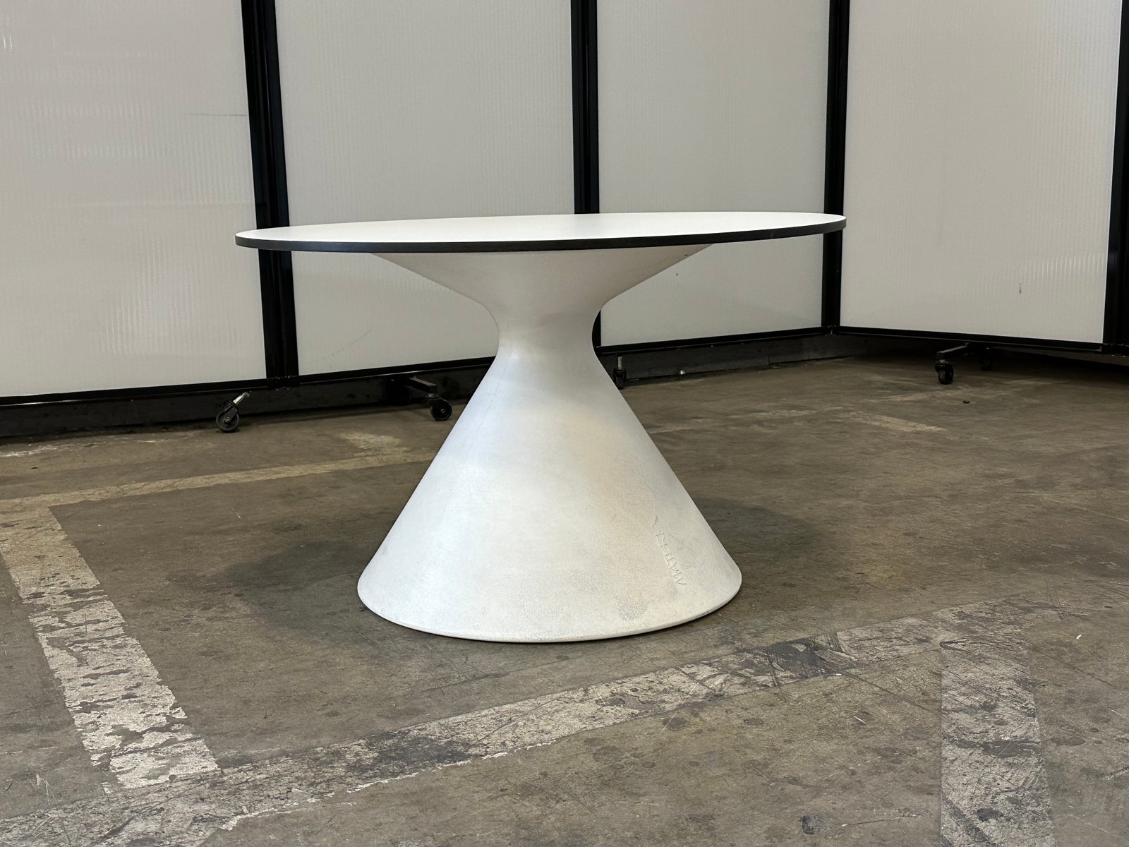 Andreu World 32"Wx20"T white round table