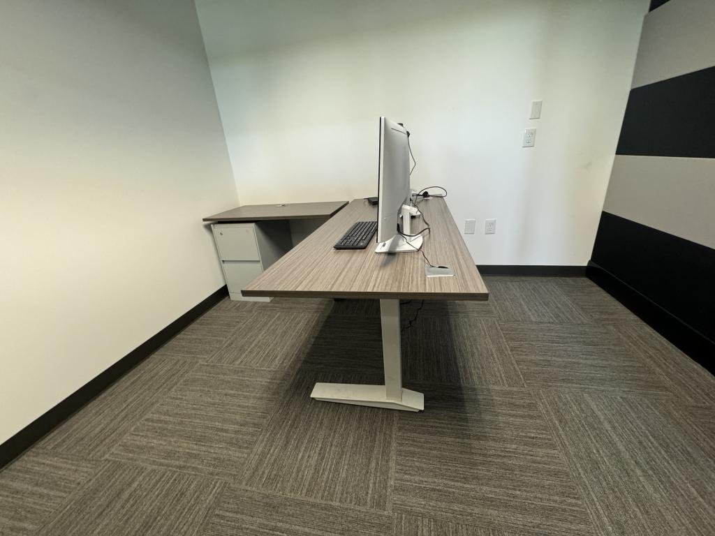 Haworth 6x6 White HAT table w/return & ped