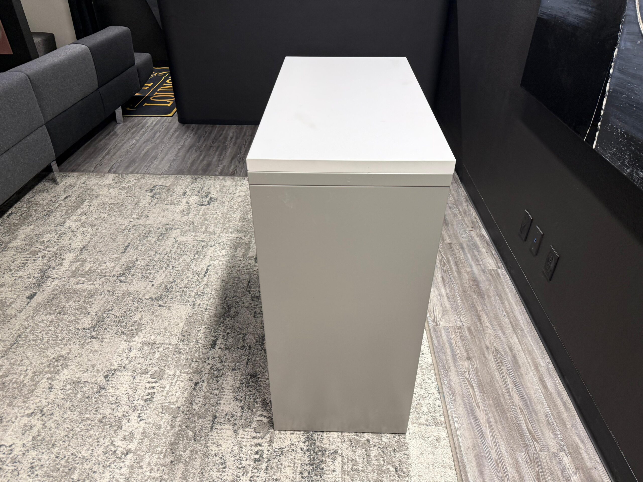 3-drawer lateral file with white top. 3Wx18Dx40T