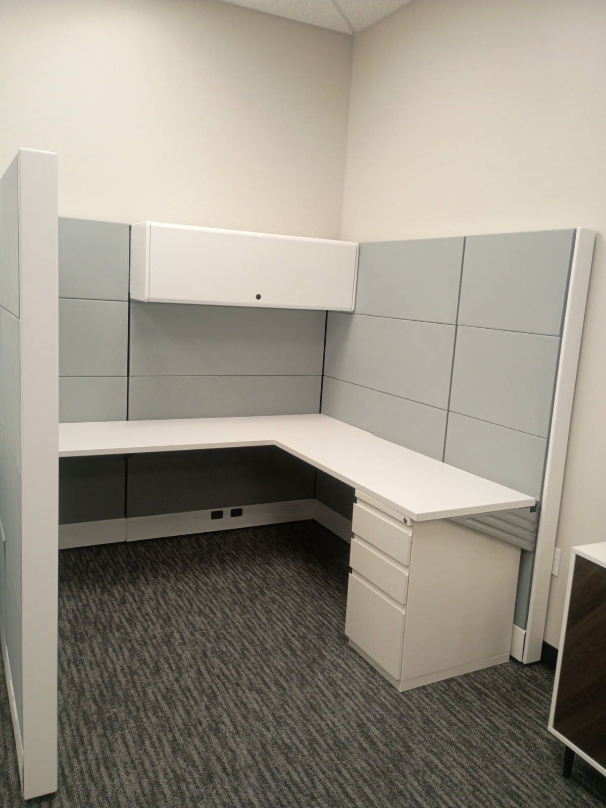 6x6x70 tall Herman miller Ethospace in light tones